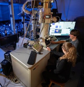 Forscher am ultraschnellen Transmissions-Elektronenmikroskop (Foto: mpinat.mpg.de)