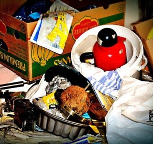 Messie-Wohnung: Betroffene können sich nicht einmal von Müll trennen (Foto: pixabay.com, Alexa)