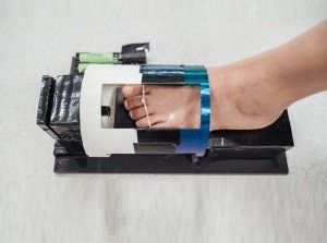 Demonstration der neuen Magnetbehandlung an einem gesunden Fuß (Foto: ihealthtech.nus.edu.sg)