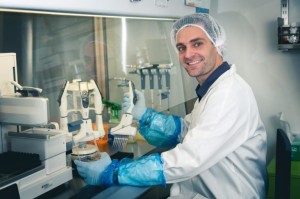 Neurophysiologe Cedric Bardy in seinem Labor (Foto: flindersfoundation.org.au)