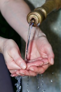 Sauberes Trinkwasser: Sicherheit bei Aufbereitung durch maschinelles Lernen (Foto: H. B./pixabay.de)