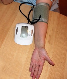 Korrekte Blutdruckmessung mit Armunterstützung: So wird selten gemessen (Foto: kalhh, pixabay.com)
