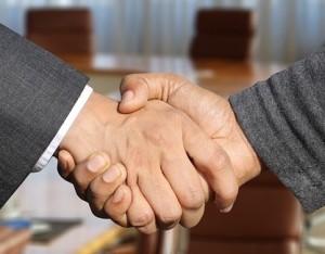 Handschlag: Ein Vertrag schließt Lizenzverhandlungen ab (Foto: Gerd Altmann, pixabay.com)