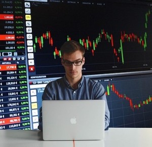 Am Computer: neue Software für die Prognose von Aktienkursen (Foto: Tumisu, pixabay.com)