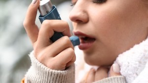 Inhalation von Asthma-Spray: Steroide können womöglich bald eingespart werden (Foto: kcl.ac.uk)