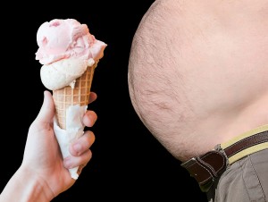 Eis und Bauch: Weniger Kalorien erhöhen Lebenserwartung bei Fettleibigkeit (Foto: pixabay.de/Tumisu)