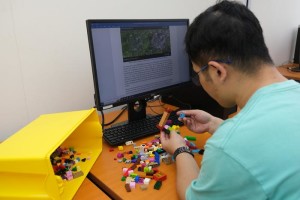 Proband beim Bauen mit Lego-Steinen: Saubere Luft fördert die Kreativität (Foto: ntu.edu.sg)