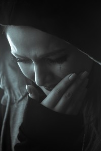 Weinende Frau: Tränen als Schutz vor männlicher Aggression (Foto: pixabay.com, Mehrshad Rezaei)