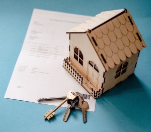Kaufvertrag: Preise für Wohnimmobilien sinken (Foto: pixabay.com, OleksandrPidvalnyi)