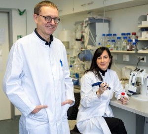 Alexander Pfeifer und seine Kollegin Laia Reverte-Salisa im Labor (Foto: ukbonn.de)