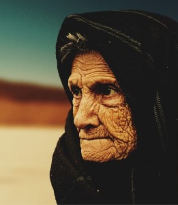 Alte Frau: Im Alter werden die Signale im Gehirn schwächer (Foto: pixabay.com, jarmoluk)