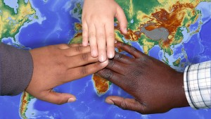 Bunte Hände: Migration kann Nachhaltigkeit verbessern (Foto: Ralphs_Fotos, pixabay.com)