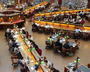 Als Student im Bibliotheks-Lesesaal lernen: schützt vor frühem Tod (Foto: Andrew Tan/pixabay.de)