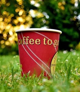 Becher: Einweg-Kaffeebecher bekommt nun grünen Anstrich (Foto: Alexa, pixabay.com)