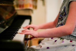 Musikunterricht am Klavier: Kinder profitieren insgesamt davon (Foto: pixabay.com, Juraj Varga)