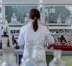 Laborantin: Stimmung in der deutschen Chemie bleibt schlecht (Foto: pixabay.com, jarmoluk)