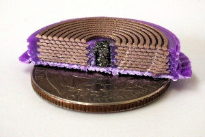 Vollwertiger 3D-gedruckter Elektromagnet auf einer Viertel-Dollar-Münze (Foto: mit.edu)