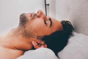 Schlafender Mann: Schnarchen und Atemstopp schaden Gesundheit (Foto: pixabay.com, Olya Adamovich)