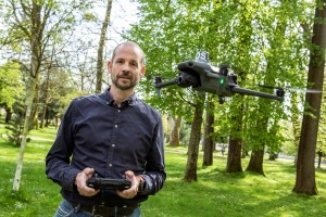 JKU-Forscher Oliver Bimber steuert die Drohne, die durch Blätter sehen kann (Foto: jku.at)