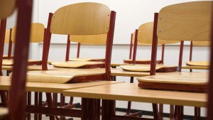 Stühle: Schulklassen profitieren von Disziplin, was Resilienz fördert (Foto: pixabay.com, Taken)