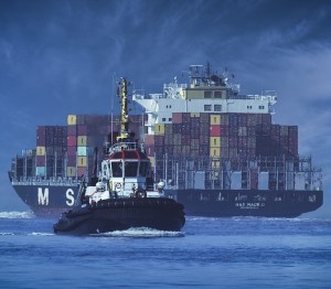Schlepper und Containerschiff: Huthi-Attacken weiter ein Problem (Foto: pixabay.com, Peter_Lindenau)
