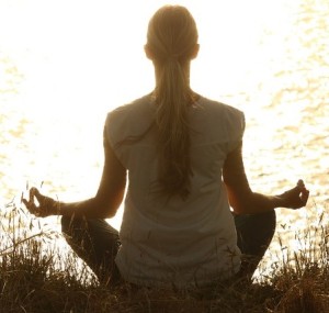 Yoga am Ufer: Mit Entspannung lässt sich Wut besser abbauen (Foto: Pexels, pixabay.com)