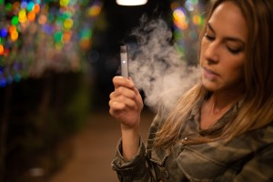 E-Zigaretten-Nutzerin: Trend nimmt nicht nur in den USA weiter zu (Foto: pixabay.com, Ethan Parsa)