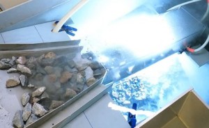 Mineralienaufbereitung: Ein Blitz zertrümmert metallhaltiges Gestein (Foto: uq.edu.au)
