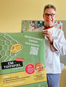Norbert Büsch präsentiert stolz das EM-Tippspiel (Foto: Büsch)