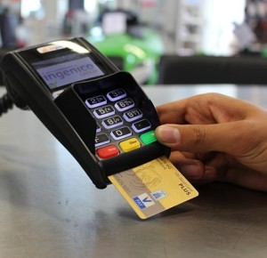 Kartenzahlung: Beim Zahlen ohne Bargeld werden Menschen oft leichtsinnig (Foto: Jonas, pixabay.com)