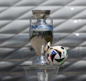 Henri-Delaunay-Pokal und der offizielle Spielball der EURO 2024 (Foto: uefa.com)