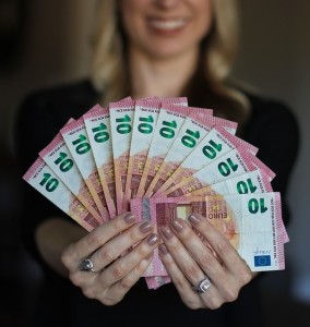 Frau mit 120 Euro: Einkommen beeinflusst Lebenserwartung (Foto: pixabay.com, Tumisu)