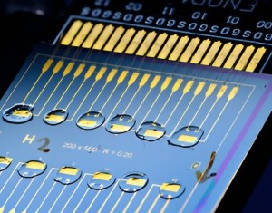 Neuromorphes Gerät der TU/e ermöglicht On-Chip-Training (Foto: Bart van Overbeeke, tue.nl/en)