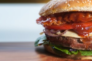 Burger: Schnelle und ungesunde Kalorien in Großbritnannien beliebt (Foto: pixabay.com, Pexels)