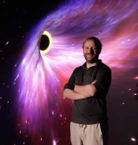 Astronom Florian Peissker von der Universität zu Köln und das Loch (Foto: uni-koeln.de)