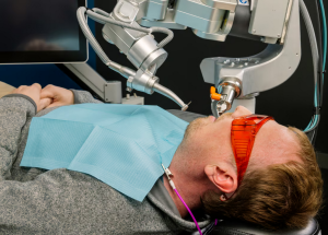Behandlung des ersten Patienten mit dem neuen Zahnroboter (Foto: perceptive.io)