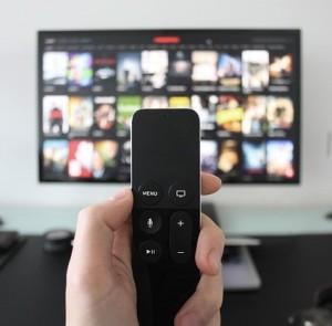 TV schauen: Fake News beeinflussen den Medienkonsum in den USA (Foto: StockSnap, pixabay.com)