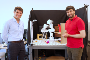 Marcel Torne Villasevil (links) und Pulkit Agrawal im MIT-Labor (Foto: Mike Grimmett, csail.mit.edu)