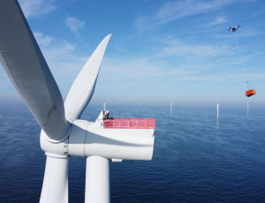 Schwerlastdrohne im Anflug auf eine Gondel (Foto: Ørsted)