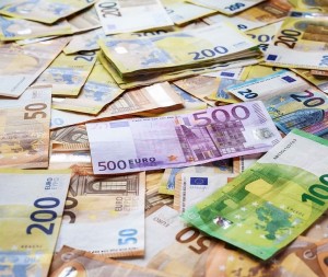 Geld: Viele Sparer verzichten auf gewinnbringende Anlageformen (Foto: pixabay.com, fotoblend)