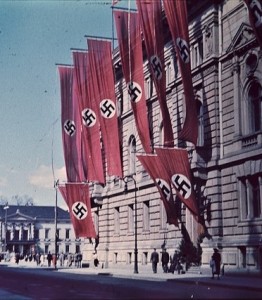 Hakenkreuzbeflaggung während der Hitler-Diktatur (Foto: WikimediaImages, pixabay.com)