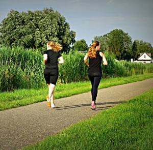 Joggen kann Rückenschmerzen lindern (Foto: pixabay.com, Mabel Amber)