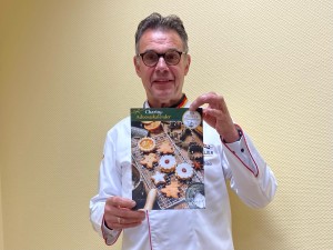 Norbert Büsch präsentiert den aktuellen Adventskalender der Handwerksbäckerei Büsch (Foto: Büsch)