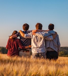 Freunde: Für junge Leute ist Freundschaft wichtiger als Sex (Foto: Dim Hou, pixabay.com)