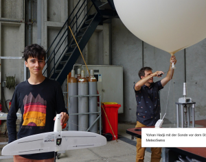 R2Home-Gründer Yohan Hadji (links) im Labor mit der neuen Wettersonde (Foto: actu.epfl.ch)