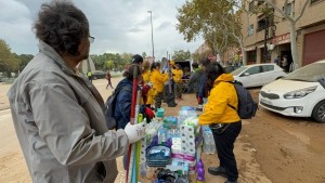 Ehrenamtliche Scientology-Geistliche helfen in Valencia (Foto: Scientology)