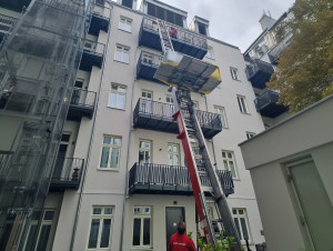 Umzugslift im Einsatz in Berlin (Foto: Marcin Czopek)