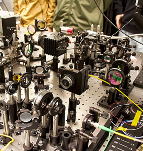 Versuchsaufbau für den Test des neuen photonischen Schalters (Foto: Bella Ciervo, upenn.edu)