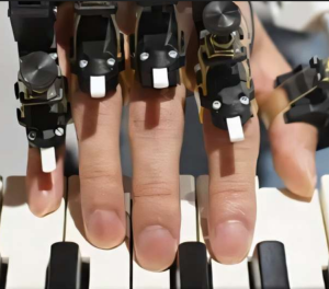 Exoskelett verbessert die Fingerfertigkeit (Foto: Shinichi Furuya)