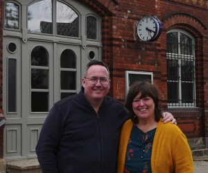 Edward Vernhout und Ingrid Lukens nutzen Gebäude weiter (Foto: bahnhofballenstedt.de)